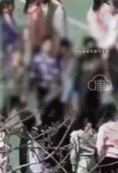3月20日山东济宁，一位学生在操场上大呼老师的名字，于是这名老师找到了这位学生，