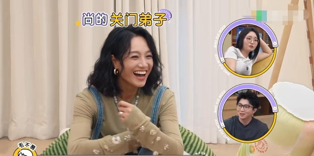 尚雯婕看着朱丹说：“她是我的第一个学生，也是我的最后一个学生。”朱丹哈哈大笑起