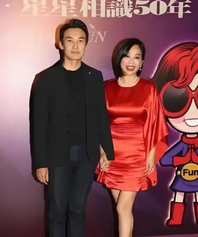 她亮出所有烂牌，他却当成了王牌。2006年，38岁的陈松伶对张铎坦白三件事