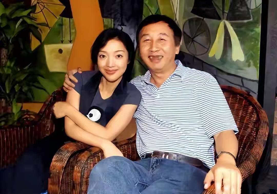 这女人眼光太毒了！当年嫁给大21岁的导演被群嘲，现在谁还敢笑？想当年，一个貌