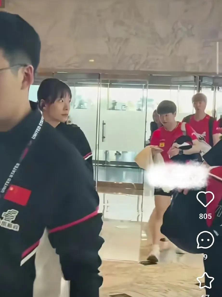 今天这个酒店门口的人好多啊。莎莎和曼昱打完女双就一起回酒店了，两个人衣服也没换