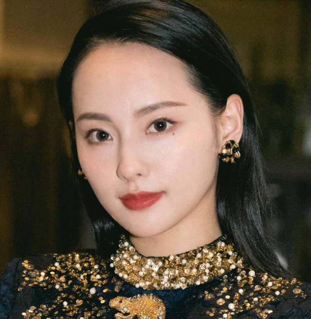 张嘉倪和邵晴的待遇一对比才懂什么叫婆家的双标，凉透人心。婆婆不认可的儿媳妇：