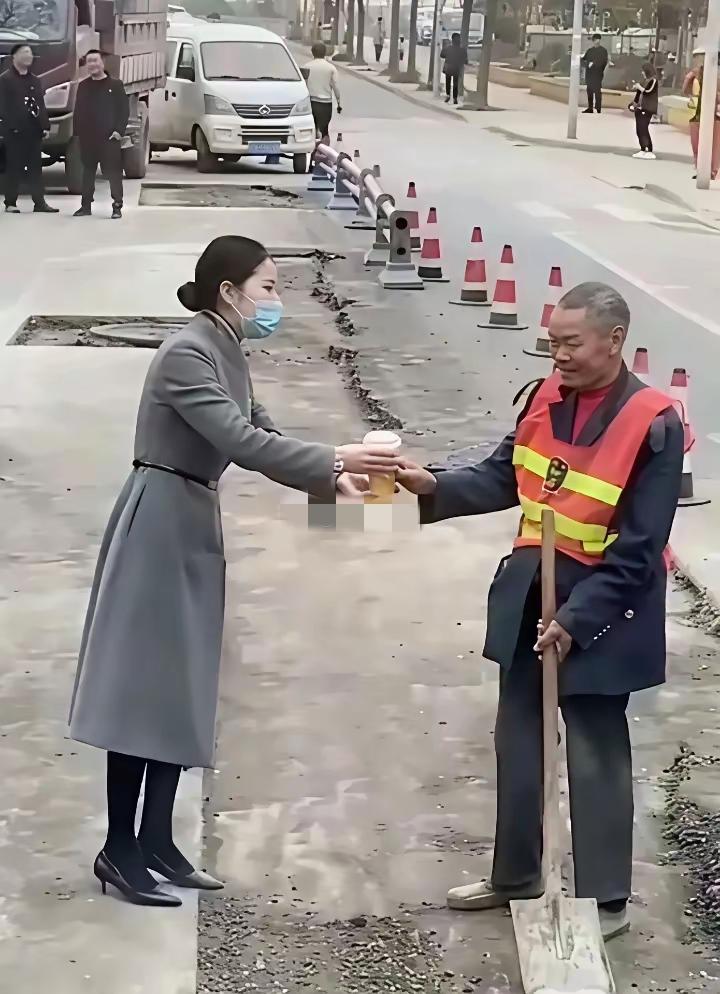 第一张看了让人感动，第二张看了，心里膈应的很。一场摆拍带来的心理变化。治愈心情