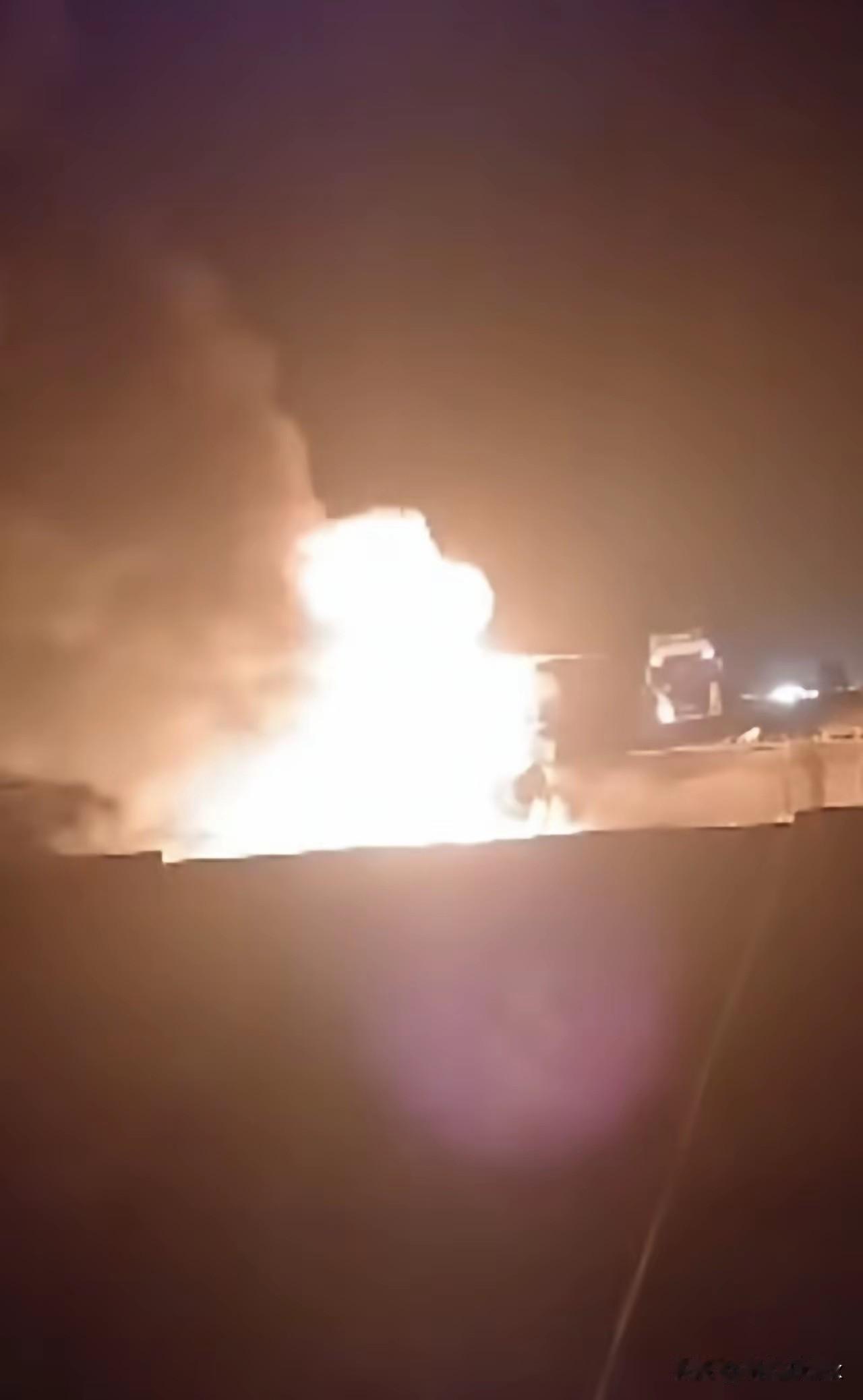 美军已经什么都不管了，就是拼命地攻击：一到夜晚，伊朗多地就接连被炸！这回美军