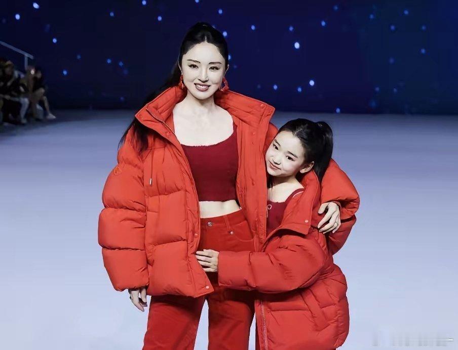  小酒窝完美继承妈妈颜值，小小年纪台风就这么稳，未来可期