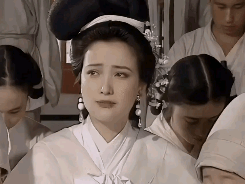 何晴，因为喜欢看三国，所以知道这个演员。当时第一次看三国的时候，看到何晴扮演的小