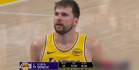 东契奇51分主动犯规下场，我敬他是条汉子。但扭头一看阿德巴约，43次罚球轰83分