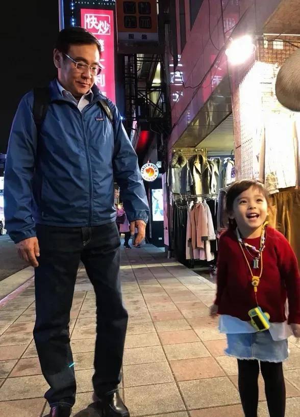 这位大叔不想过生日，娃一定要给他过生日，一早起来各种张罗，又是布置客厅，又是制作