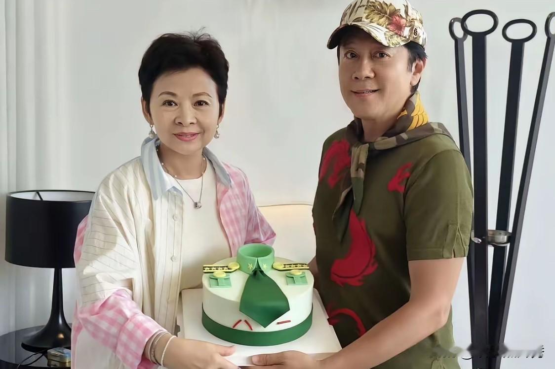她比蔡国庆大六岁，声音比毛阿敏好听，大家对她还有印象吗？蔡国庆带着“帽子”，