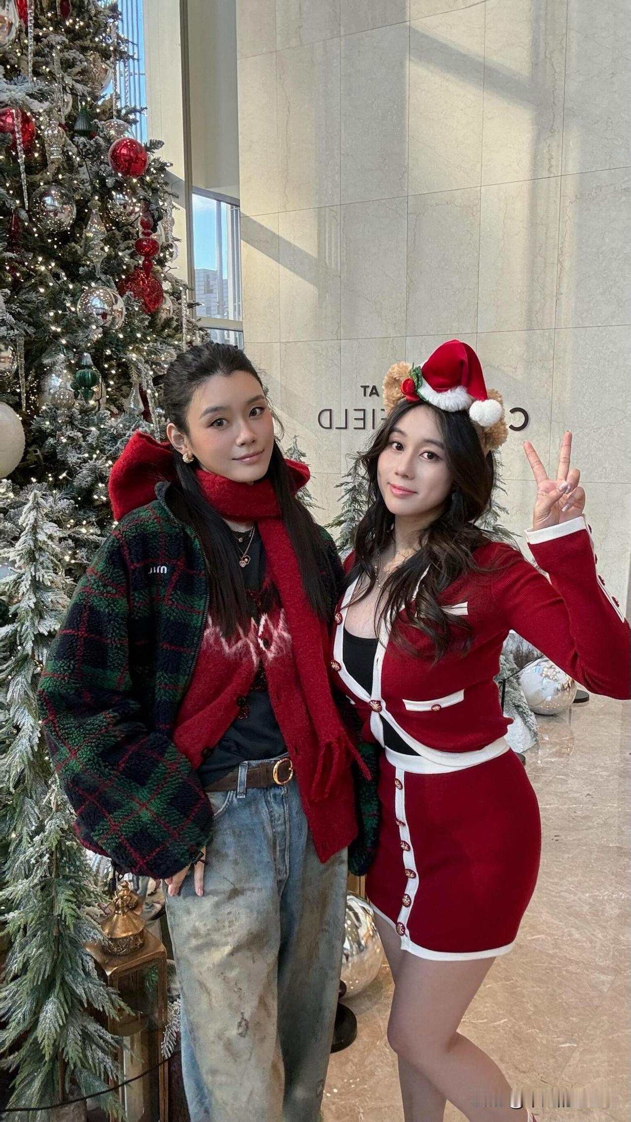 12月25日，何超欣发文说：“圣诞小确幸，平安喜乐。”她发了8张照片，其中4