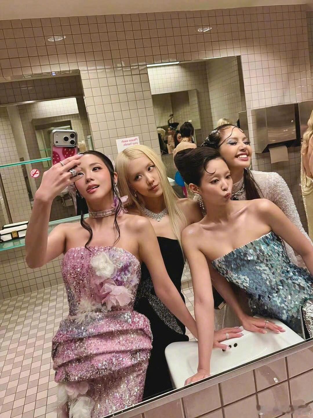 Jisoo晒blackpink四人合照这张BLACKPINK合照完全杀疯了！J