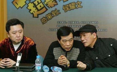三位相声名家同框旧照：戴着帽子的侯耀文鼻梁笔直，目若朗星；中间的石富宽头发乌黑，