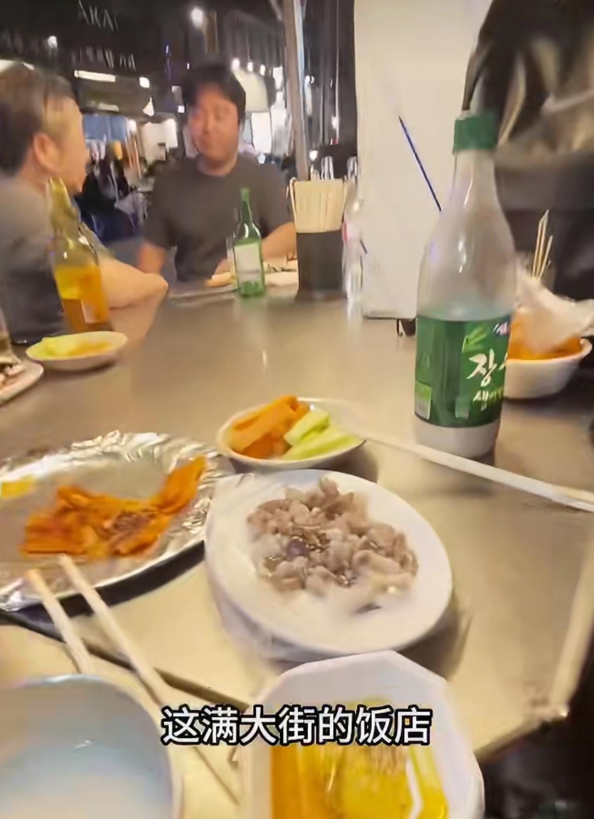 中国博主带着他的白人朋友去韩国旅游，吃韩国菜吃到生无可恋，看看这蠕动的八爪鱼，还