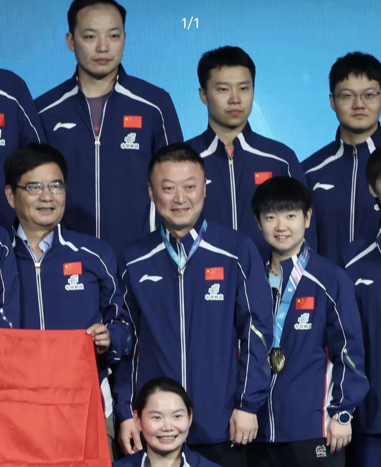 莎莎夺冠，马琳比她还高兴，愣是把工作牌当做了奖牌澳门世界杯落下帷幕，双冠都留在