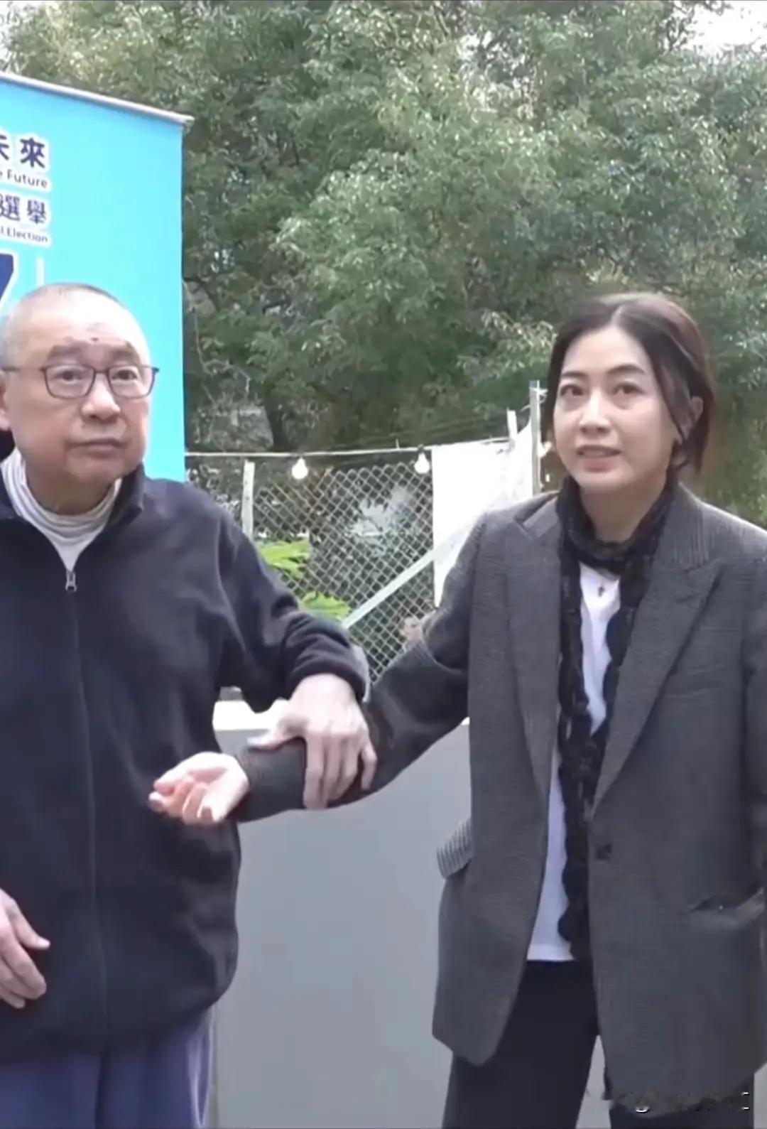 保镖不干净老婆放心这就是刘銮雄icon外出时候的真实写照。走路保镖当拐杖，