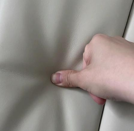 我同事老刘，花1万2买了真皮沙发，夏天坐上去粘屁股，冬天冰得打哆嗦。最气人的是，