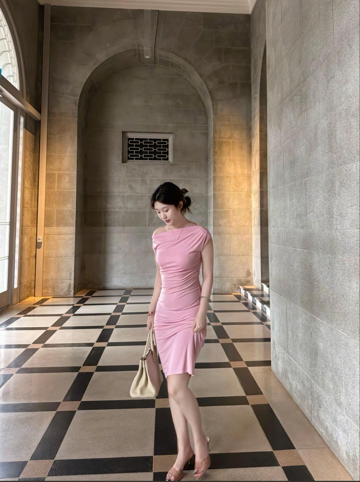 优雅粉裙，时尚穿搭，自信步伐，魅力无限！