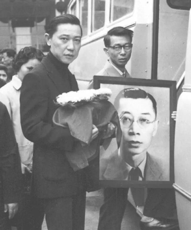 1966年，傅雷夫妇去世，骨灰却无人认领。1966年9月3日，58岁的翻译家傅