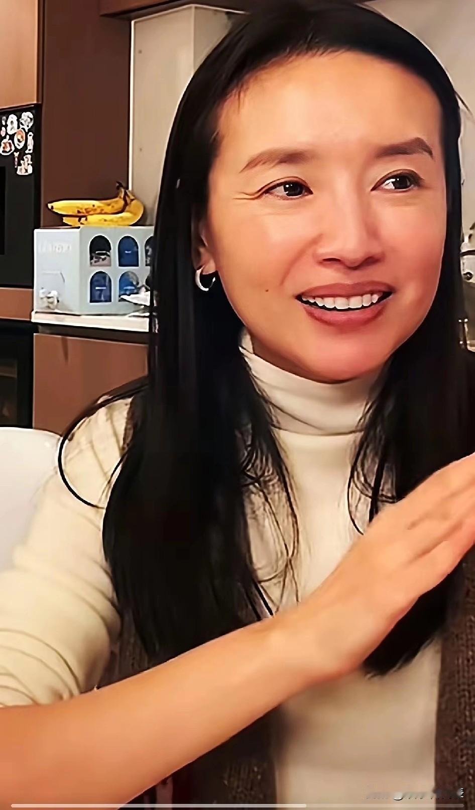 董洁直播间误关美颜！近50岁素颜被喊梦碎？我咋觉得超赞天呐刚刷到董洁直播的