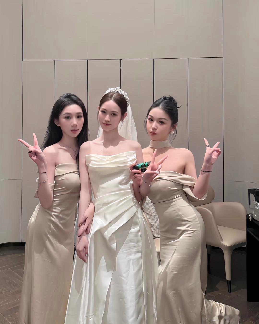 新娘子很漂亮，可我还是喜欢两个伴娘