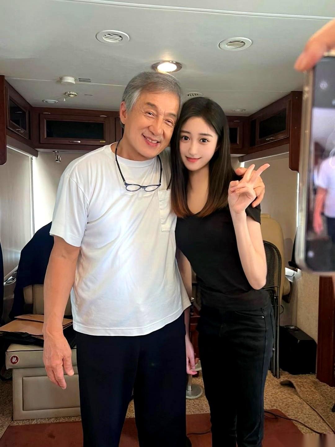 刷到一张成龙大哥的照片，跟一个年轻女演员在房车里合影。我第一眼，心里咯噔一下。