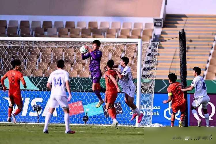 进1球0失球入四强，越南媒体看懵了。4场比赛，只捅破一次对手球门，自己城门却