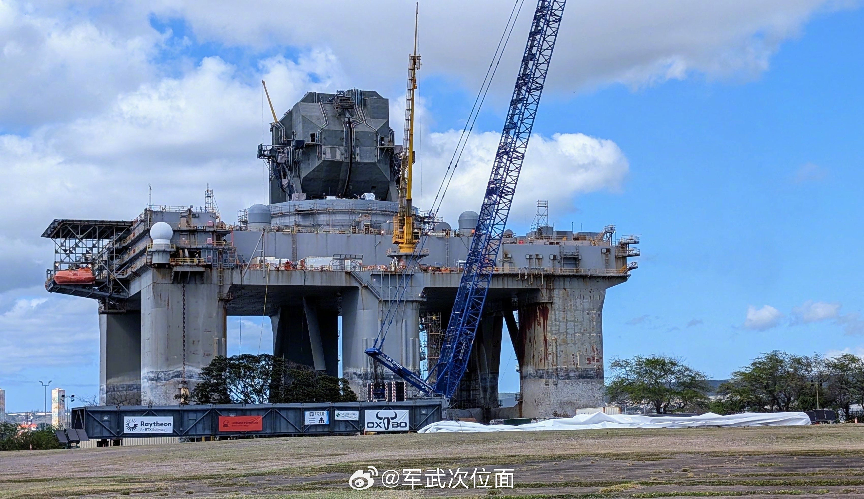 夏威夷珍珠港SBX-1预警雷达，拆弹防护罩维修看起来有点像星战的AT-AT步行机