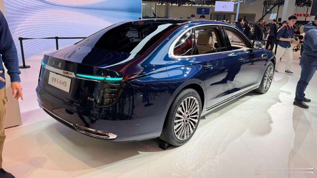 新款红旗H9看着还挺正经的全套华为化，车机也不用自己倒腾了…所以它也有心思研究自