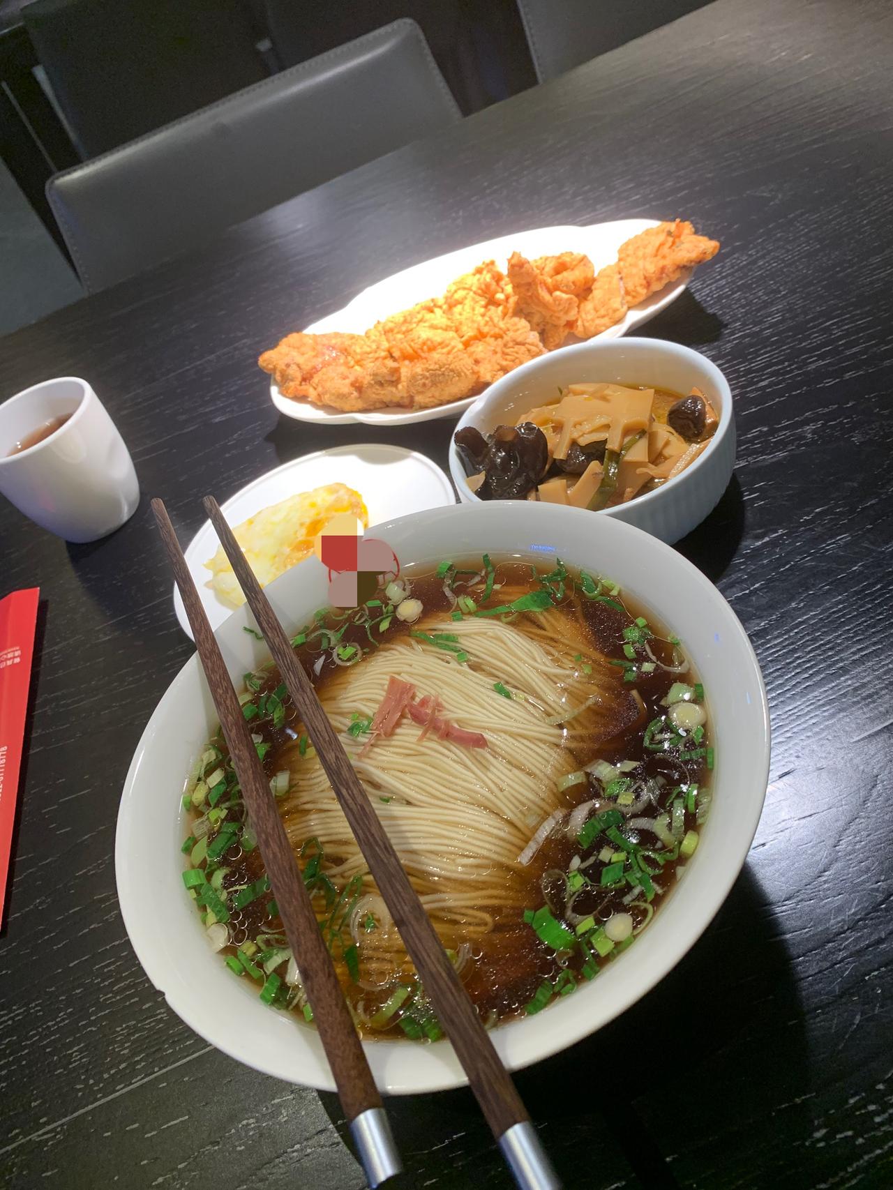 看到一个帖子说，两千年的时候，茅台零售价，飞天卖328元，是普通企业的一个月工资