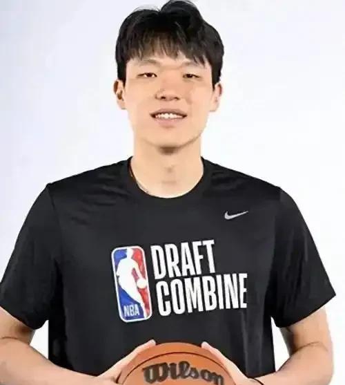 杨瀚森被开拓者16顺位选中，篮网老板都懵逼了。篮网的老板也是华人，最起码也有这