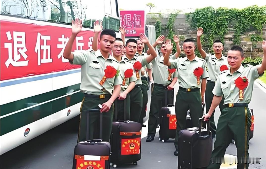 都说退伍军人的军装是不能带走的,其实也不一定,军人退伍后不仅可以带走部分的日常训