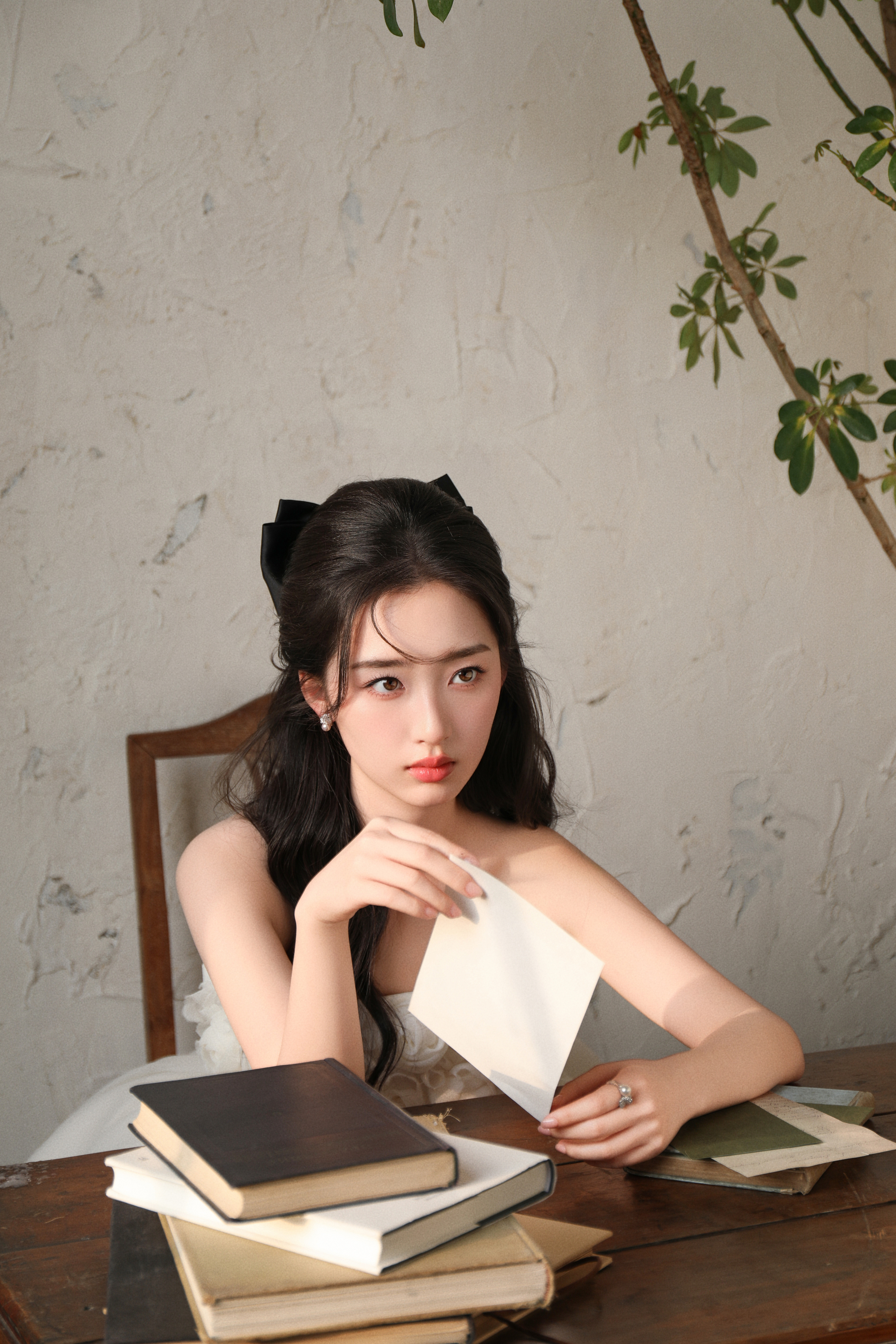 邓恩熙. 一袭抹胸白裙，将肩颈线条勾勒得恰到好处，蓬松裙摆衬得身姿愈发纤细。