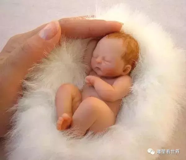 她是近300个孩子的母亲, 每个婴儿都能乖巧地卧在她手心里!
