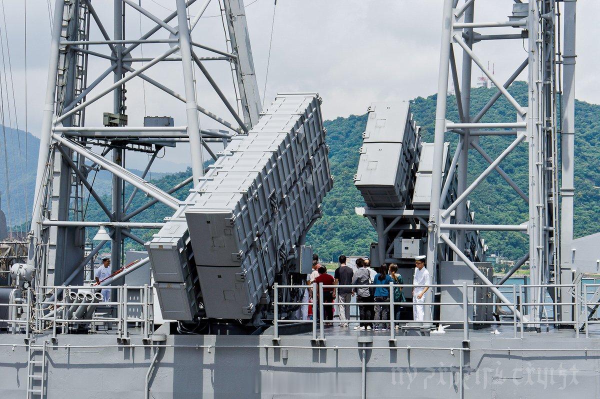 成功级子仪舰的混装雄2/雄3、Mk13、Mk7576炮、博福斯40炮武器装备[