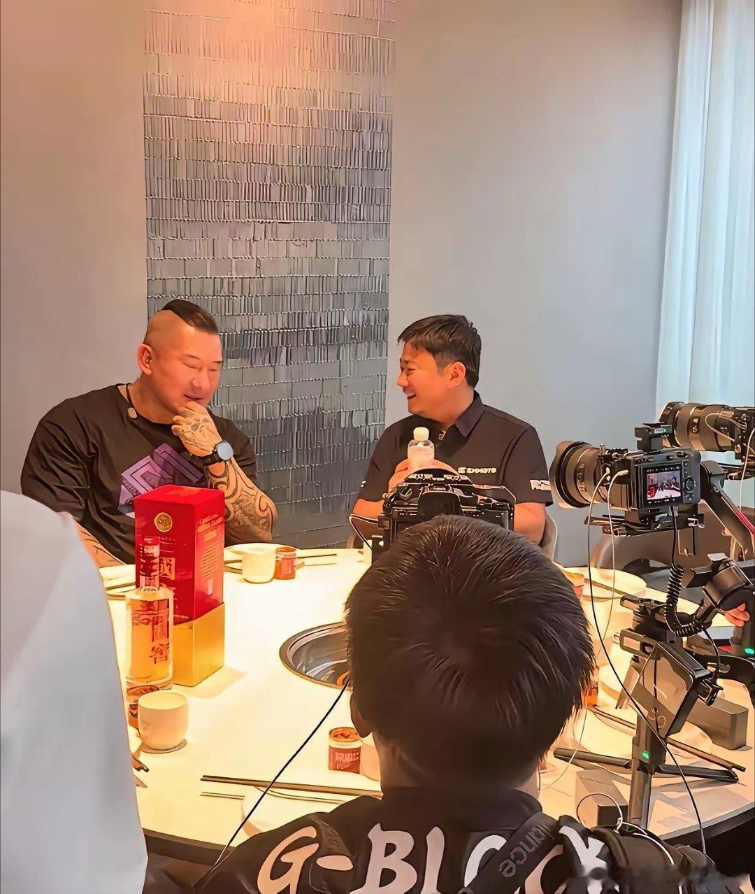 【速报】张雪这波操作，把“格局”俩字写在脸上了！5月26日请馆长吃饭，桌上摆着几