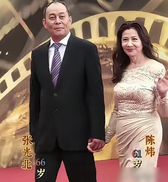别再说60岁不能穿裙子了，你看看张光北的老婆陈炜，一身粉花连衣裙，把身边的老干部