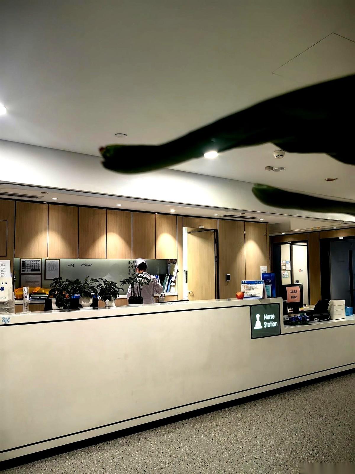 电梯门一开，我人傻了。南京最牛的医院，21楼，早上七点多，走廊里居然一个人影都