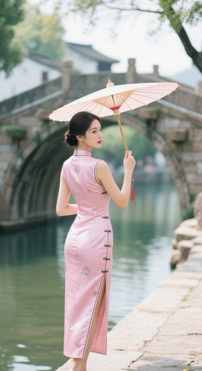 旗袍美眉轻摇团扇，古典韵味扑面而来