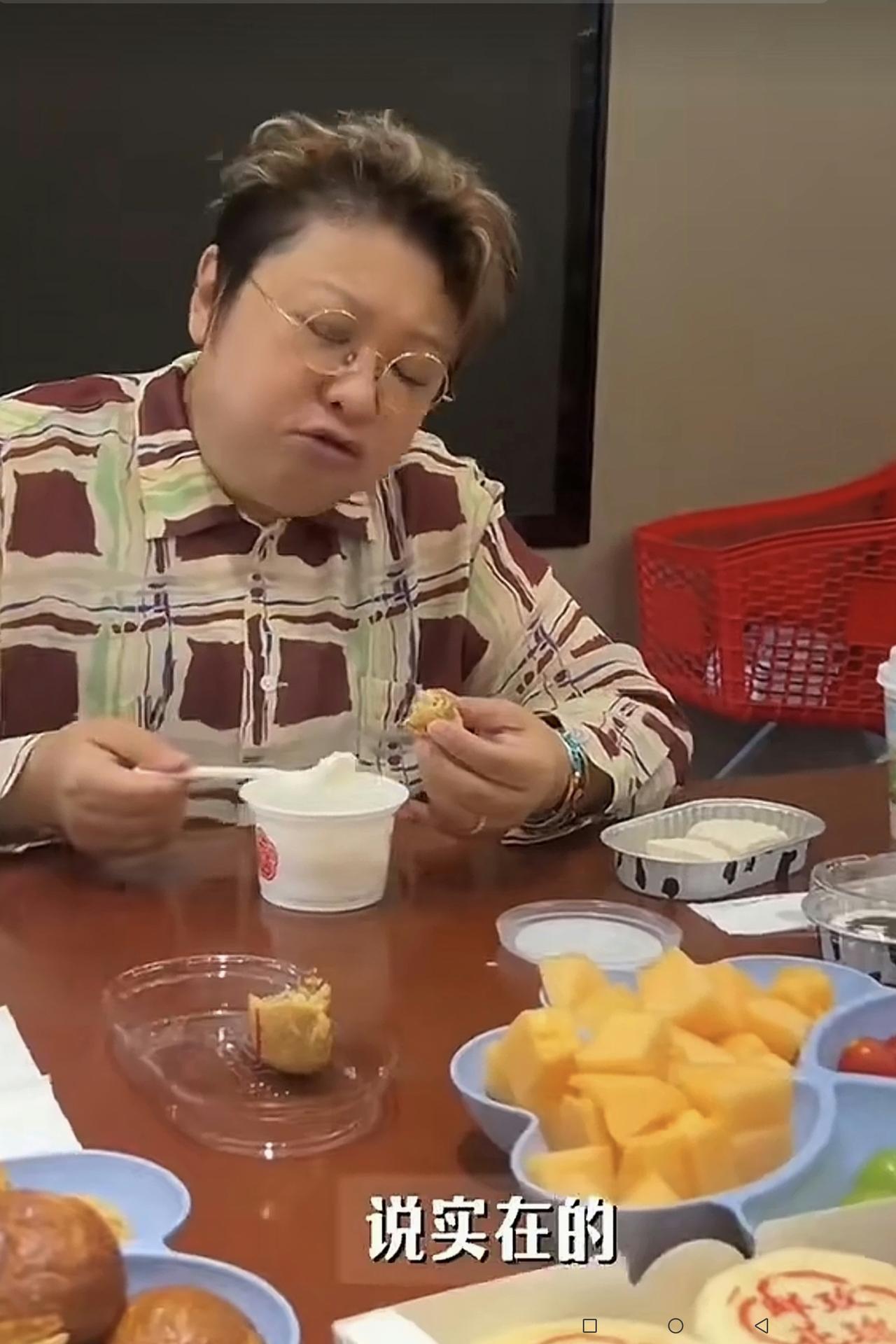 从这些视频的截图中可以看出：韩红是一个喜欢吃甜食食品的人。看看桌子上摆放的这么