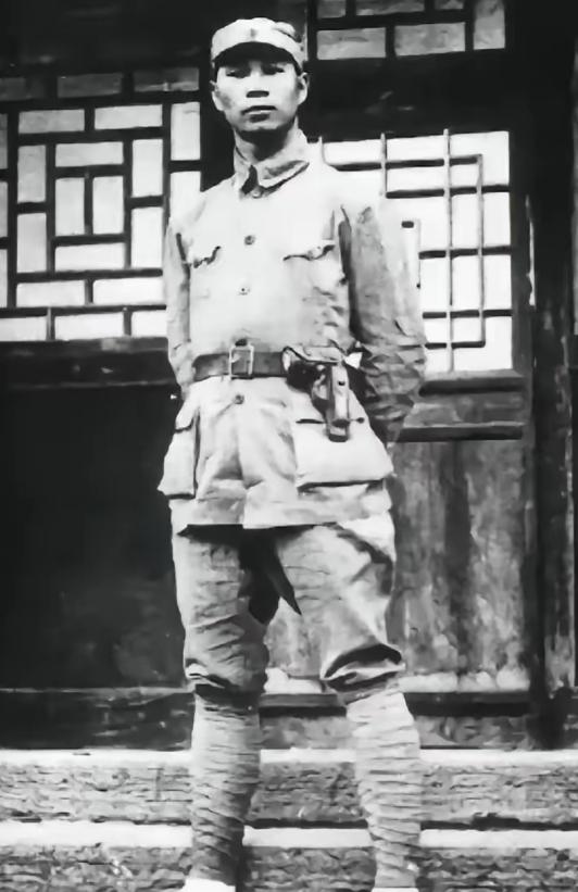 1937年，杨成武请地主吃饭，随后要地主们捐款抗日，“铁公鸡”地主王朴伸出五根手