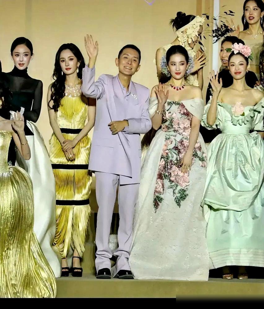 C位不是谁红谁站,是干活的人站。9月28号上海,Vogue办三十年大秀,刘冲