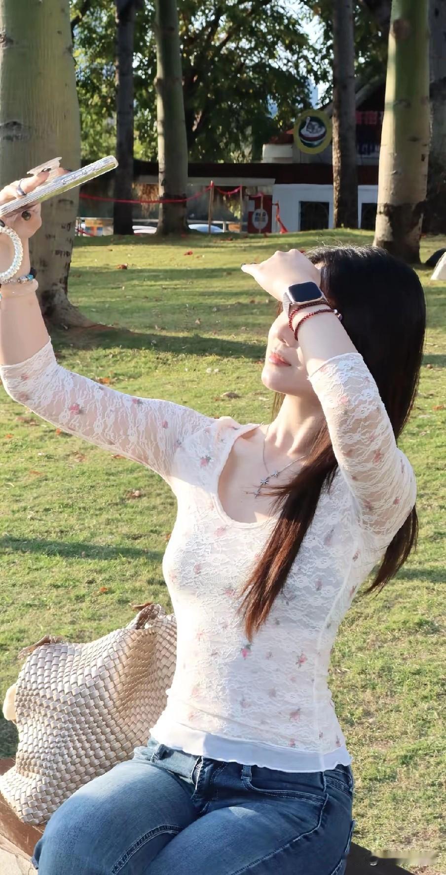 阳光明媚的午后，公园里自拍的美少女