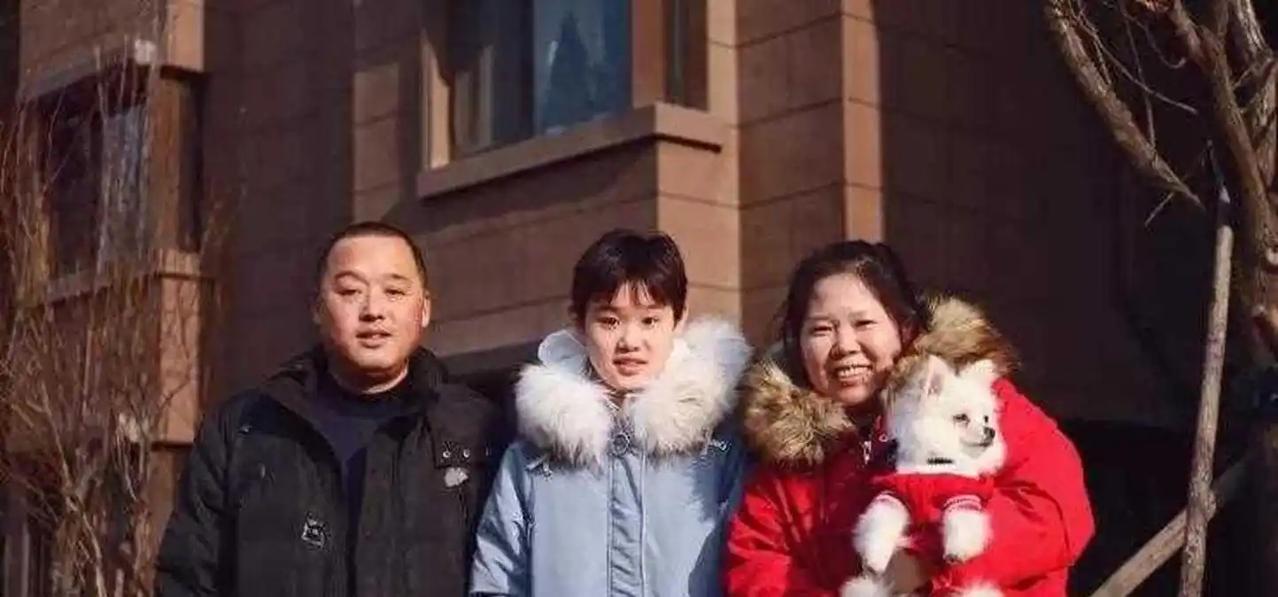 这段采访将近2分钟，张家齐爸爸只说了三句话。对女儿，他先说的是：“希望她平安