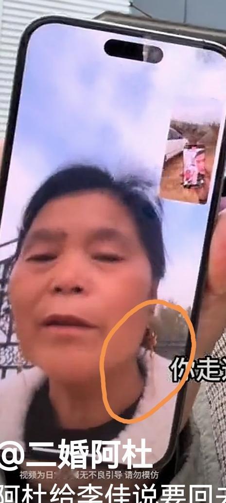 耳环找到了昨天阿杜又想孩子们，在和过星期天的孩子们，视频聊天，小依依在告她奶奶