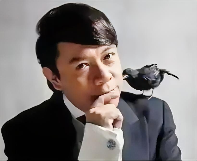 蔡康永问黎明，“不爱笑是不是嫌牙丑？”黎明眼皮都没抬，甩回一句，“外头都说你只吃鸡不吃鸭”。蔡康永“