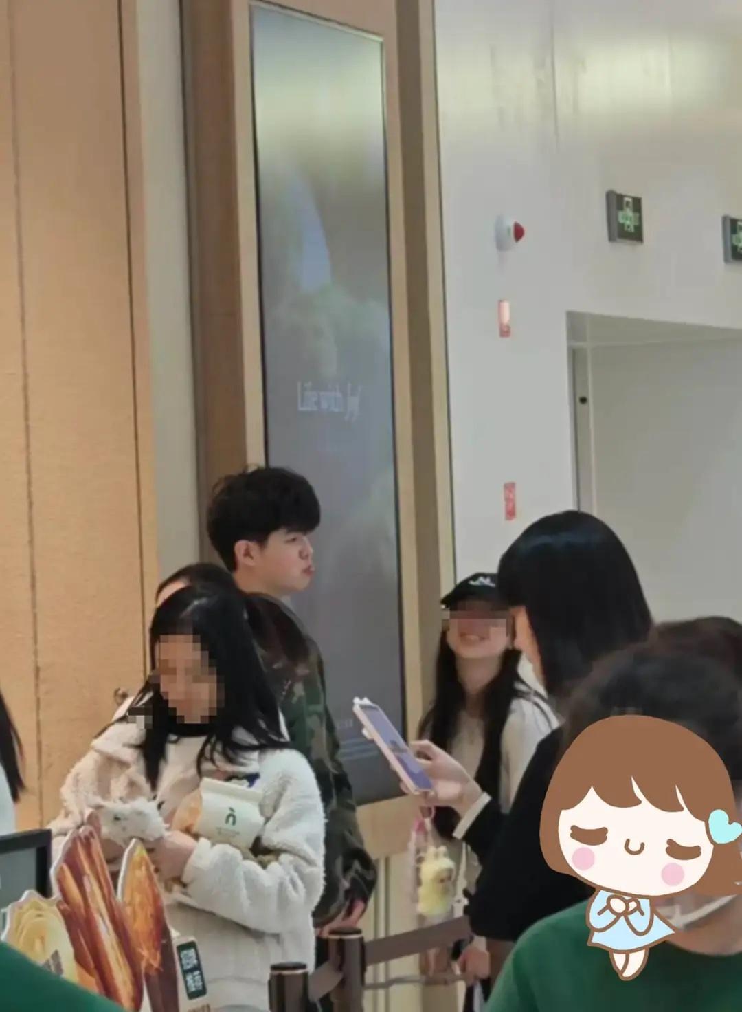 沙溢胡可大儿子陪女生逛街沙溢儿子安吉陪女生逛街私下状态清爽耐看，全程贴心陪伴同行