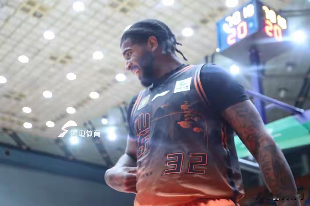 今晚俱乐部杯赛，山东男篮鲍威尔没有报名。克里斯是因为肩上有伤，缺席。珀塞尔和新来