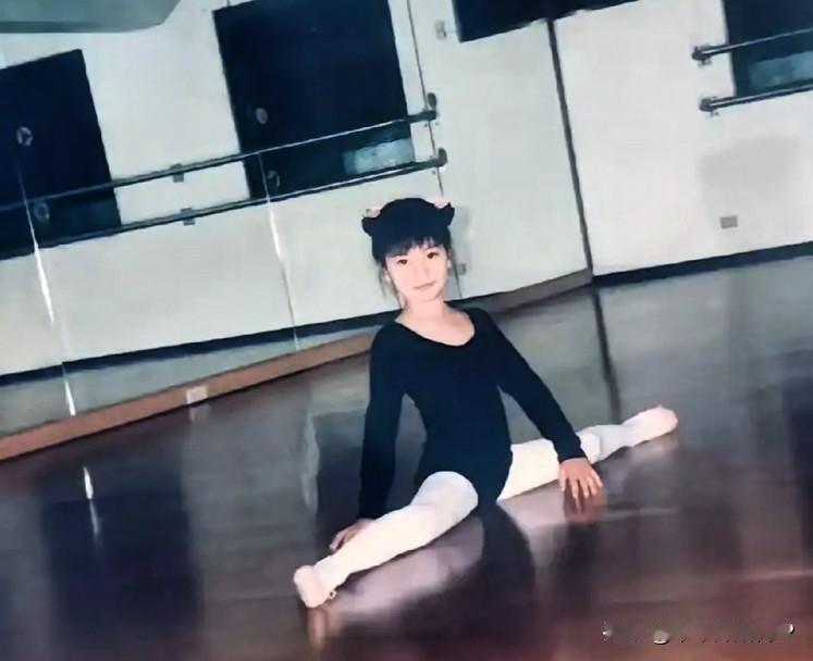 网上很多人说马筱梅没有大S漂亮。全靠科技手段，有如今的容貌。看到筱梅小时候的照片