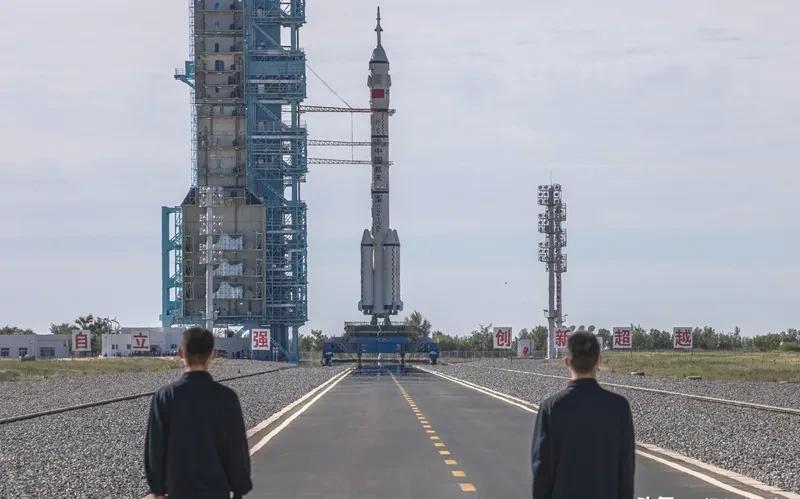 昨晚中国神舟二十一号飞船用了3.5小时追上空间站,比高铁从北京到上海还快。过去飞