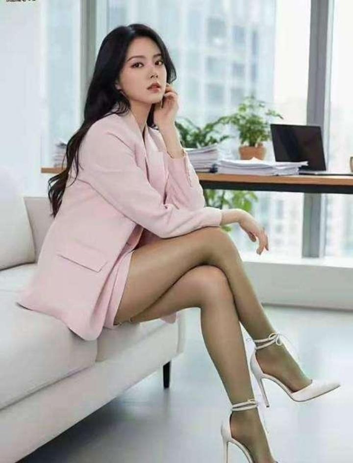 赵今麦穿双肉丝袜，天猫店直接卖断货。没滤镜，没修图，黑西装裙一披，高跟鞋一踩，